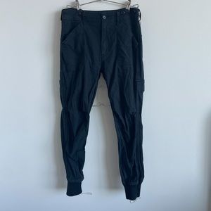 VINCE navel blue joggers